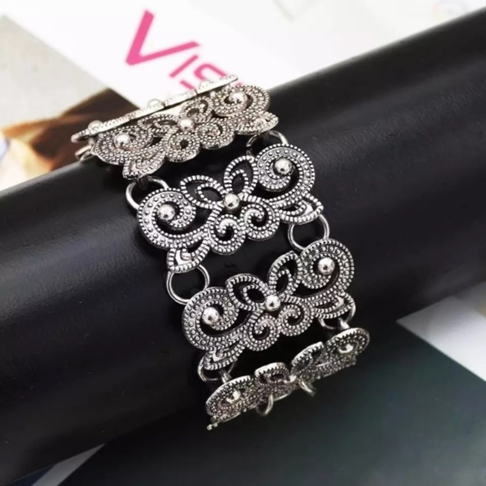 Silver Tone Etched Flower Bracelet Coin Ex…